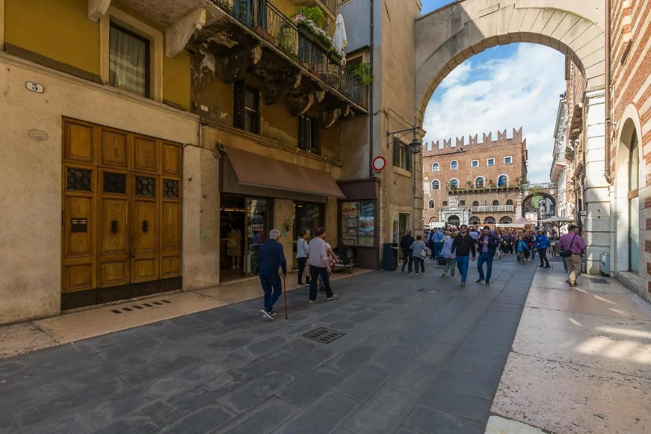 Domus La Costa Apartment Verona Italy